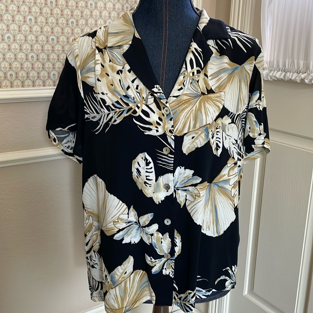 NWT Women's Tropical Print Short Sleeve Blouse